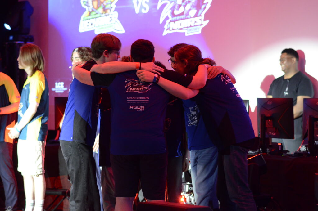 joueurs du club d'esport de Dissay feuille pour la finale de la LCE 2025