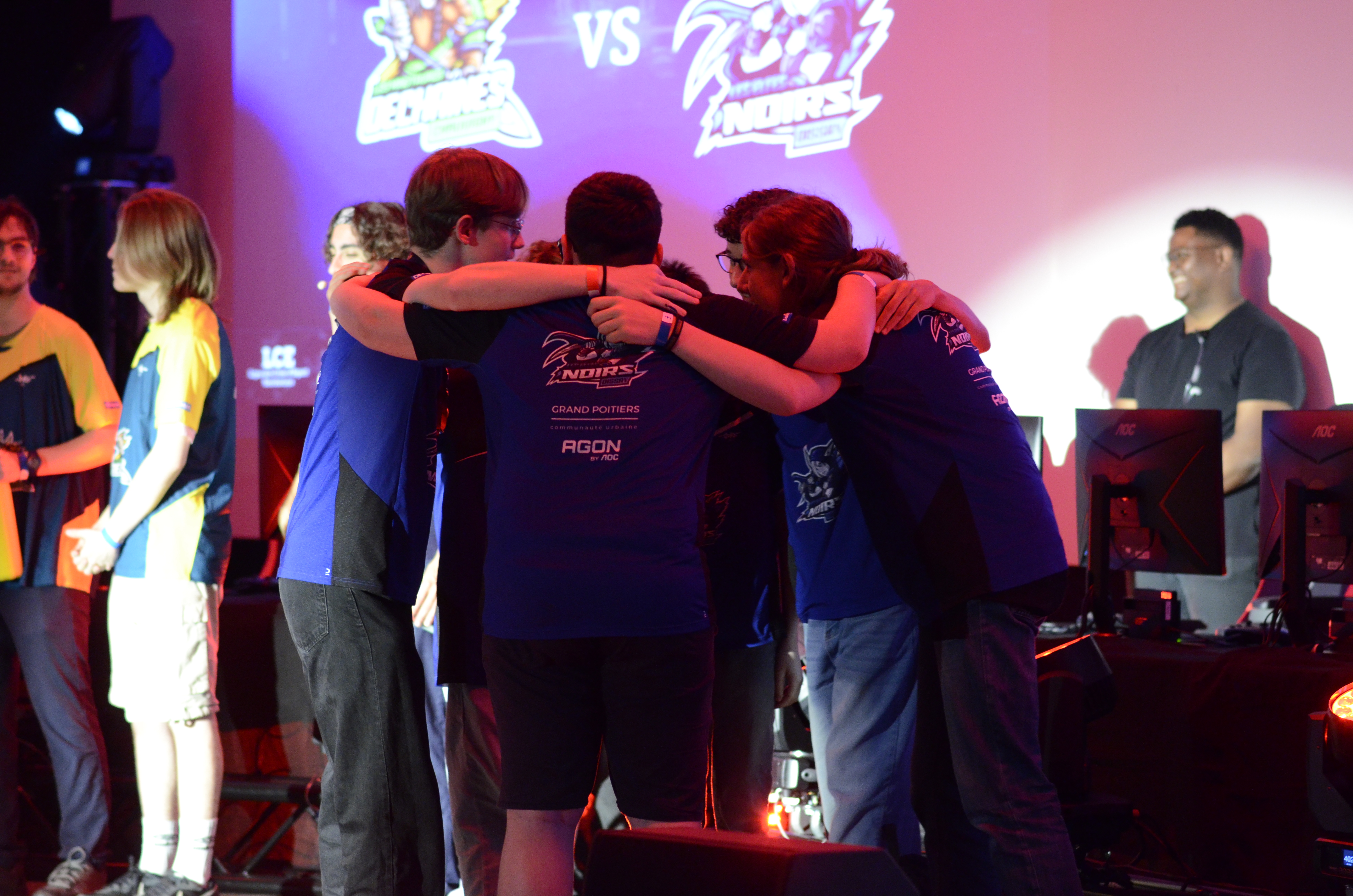 joueurs du club d'esport de Dissay feuille pour la finale de la LCE 2025